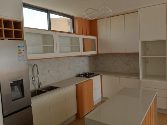 A Venda Apartamento T4, no Lar do Patriota, Benfica.