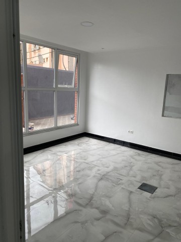 A Venda EDIFÍCIO DE ESCRITORIOS E APARTAMENTO