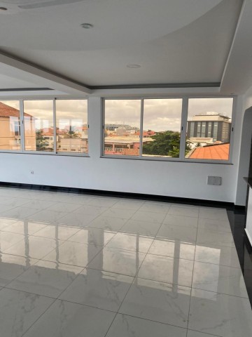 A Venda EDIFÍCIO DE ESCRITORIOS E APARTAMENTO