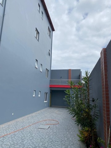 A Venda EDIFÍCIO DE ESCRITORIOS E APARTAMENTO