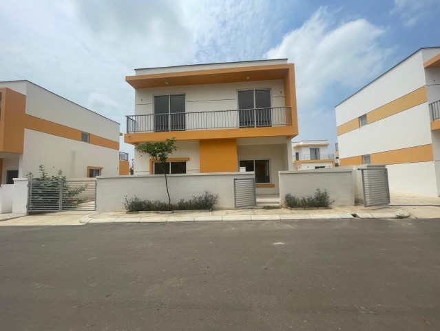 A Venda Vivenda V4, no Condomínio Orlando, Centralidade do Kilamba.