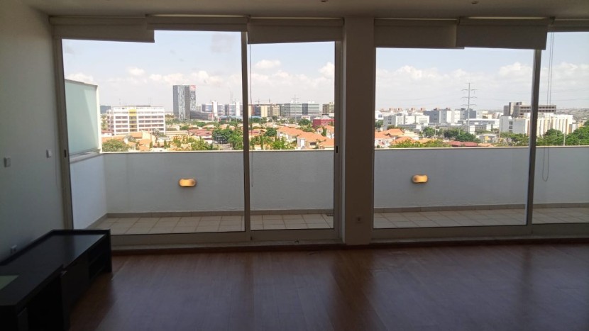 A Venda Penthouse T4, mobiliada, no Condomínio Terraços do Atlântico, Talatona.