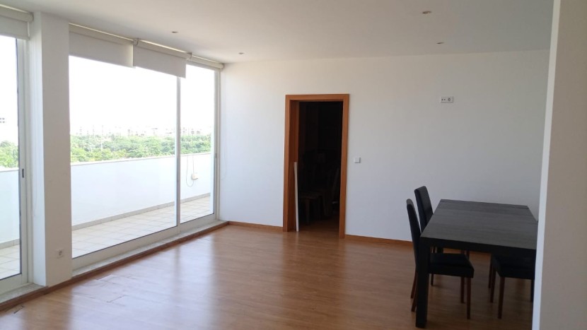 A Venda Penthouse T4, mobiliada, no Condomínio Terraços do Atlântico, Talatona.