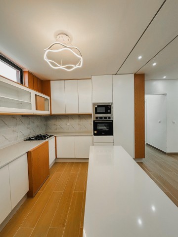A Venda Apartamento T4, no Patriota, junto ao Colégio Fermas.