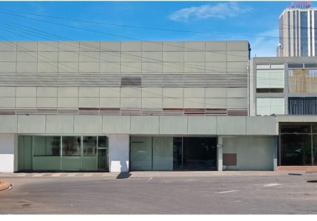 Edifício Comercial e residencial (1.º Andar), nas Ingombotas.