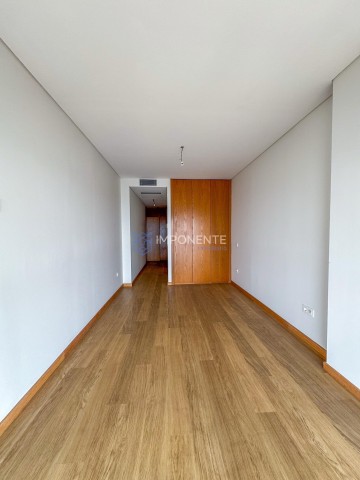 A Venda Luxuoso apartamento T2, mobiliado, no Edifício Kanhangulo, Ingombotas