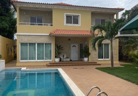 Anúncio Luxuosa vivenda V4 com piscina e anexo, por detrás da Mundial Seguro, Talatona.
