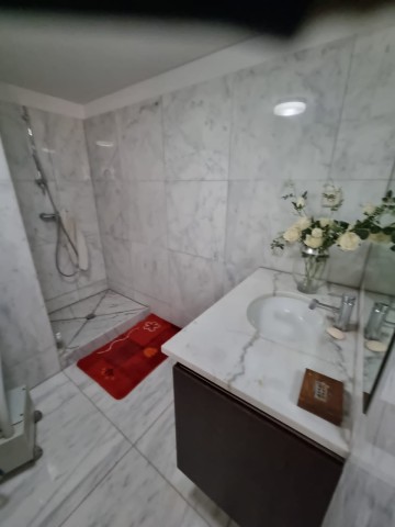 A Venda Vivenda V4 de alto padrão, com piscina e anexo, no Condomínio Adelaide, Talatona.