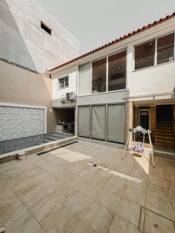 A Venda Luxuosa Vivenda V4 com piscina e anexo, no Prenda, Rua do Edifico da RCS.