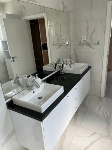 A Venda Vivenda V4, com piscina e anexo, mobiliada, no Condomínio Old Vila, Talatona.