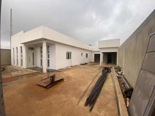 A Venda Vivenda V3 com piscina, no Condomínio Tommy, Kilamba.
