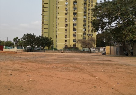 Anúncio Terreno de 5.900m², na Avenida Brasil, uma das ruas mais tradicionais do centro de Luanda.